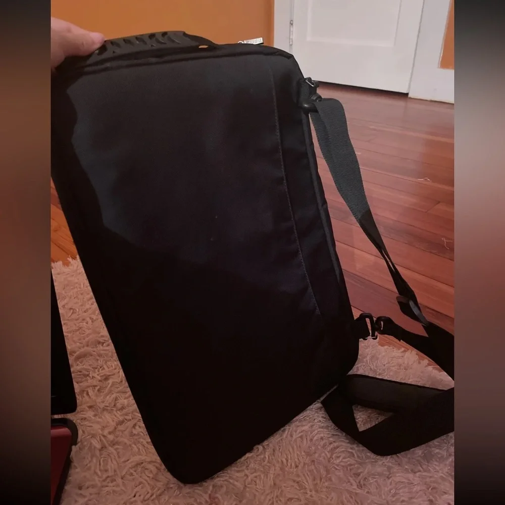 Computer with its charger and a bag